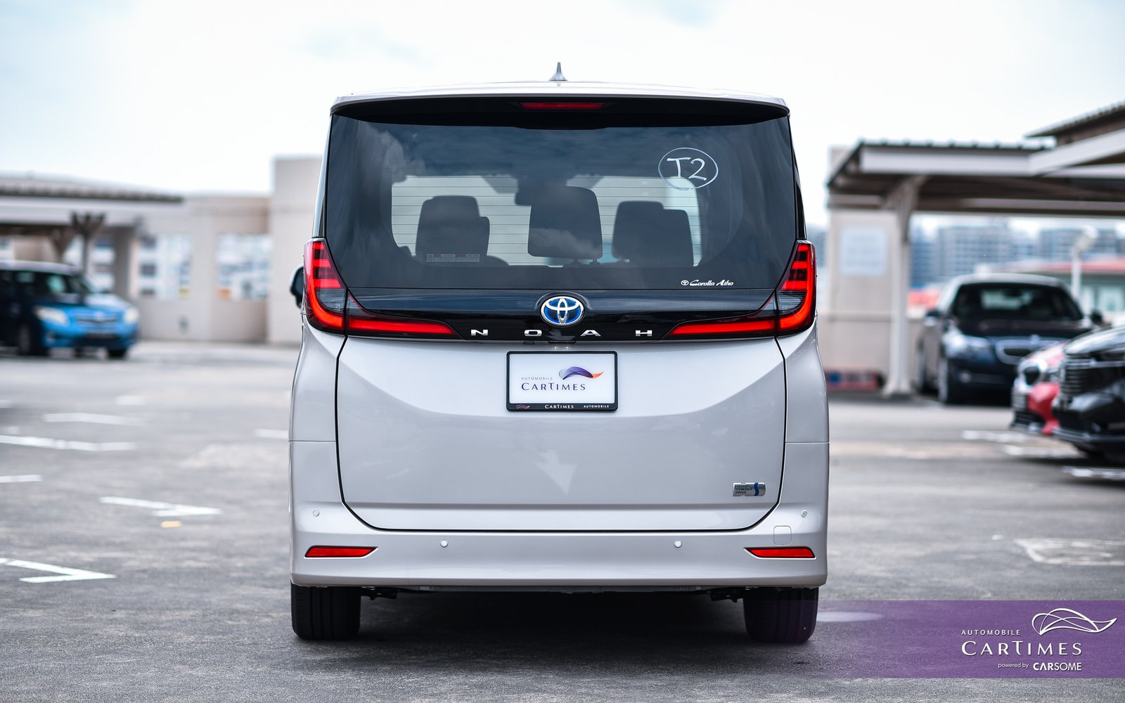 Toyota Noah Hybrid photo 5